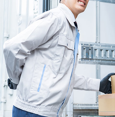 長年の力仕事で腰に負担がかかっている